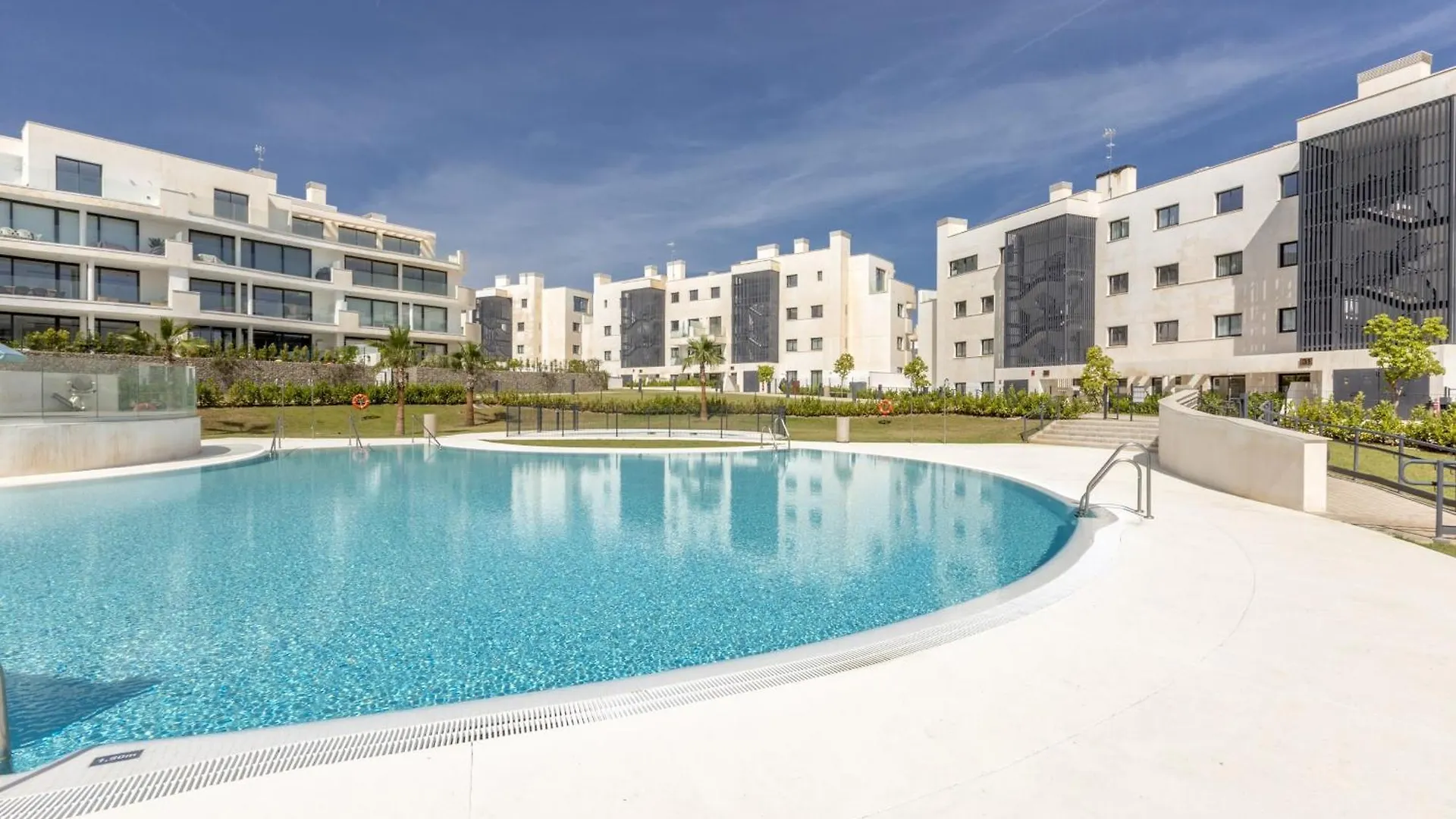 Vivi Homes - Panorama Pool, Golf, Terrace & Sea View Fuengirola Apartment