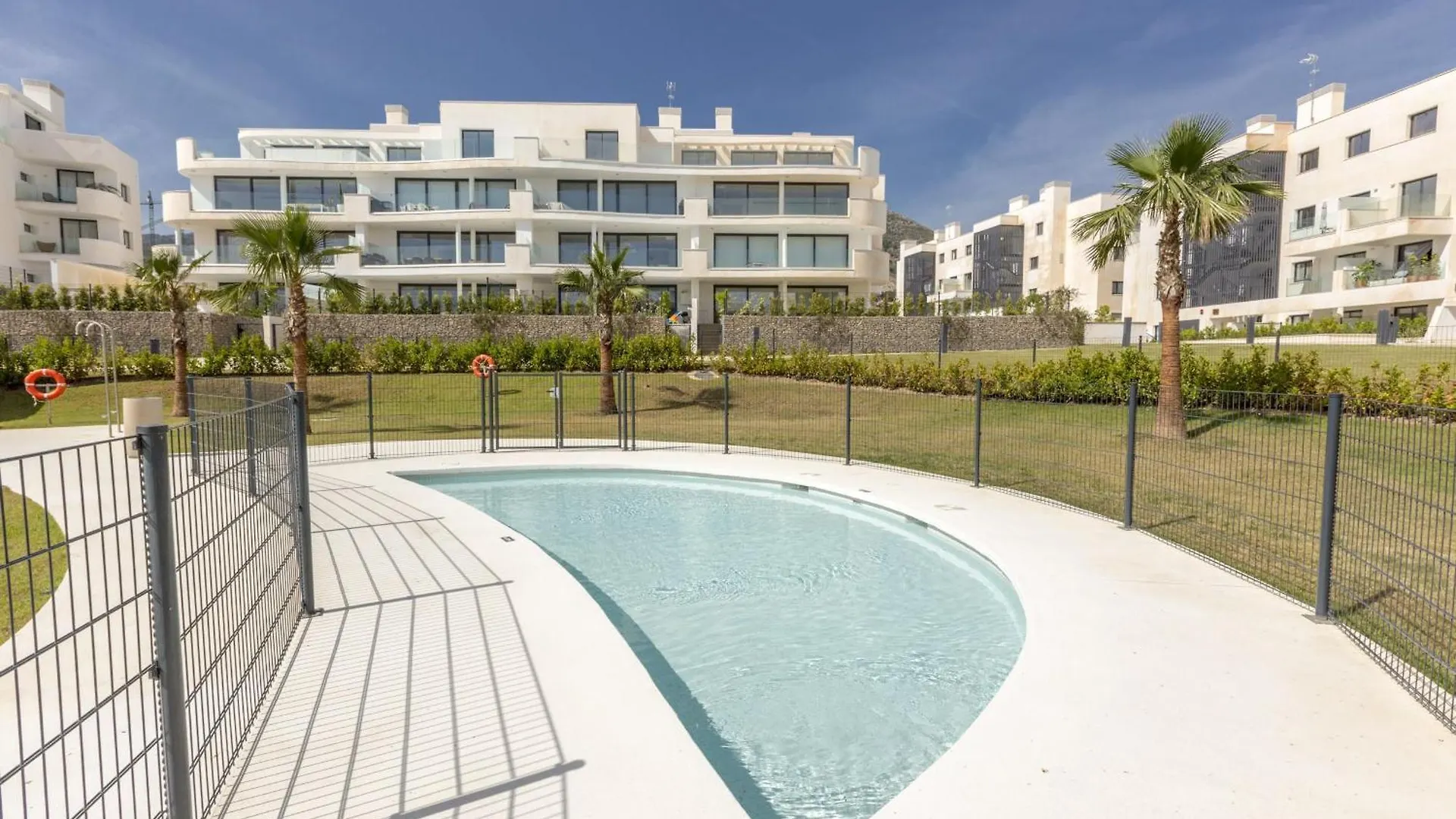 Vivi Homes - Panorama Pool, Golf, Terrace & Sea View Fuengirola Apartment